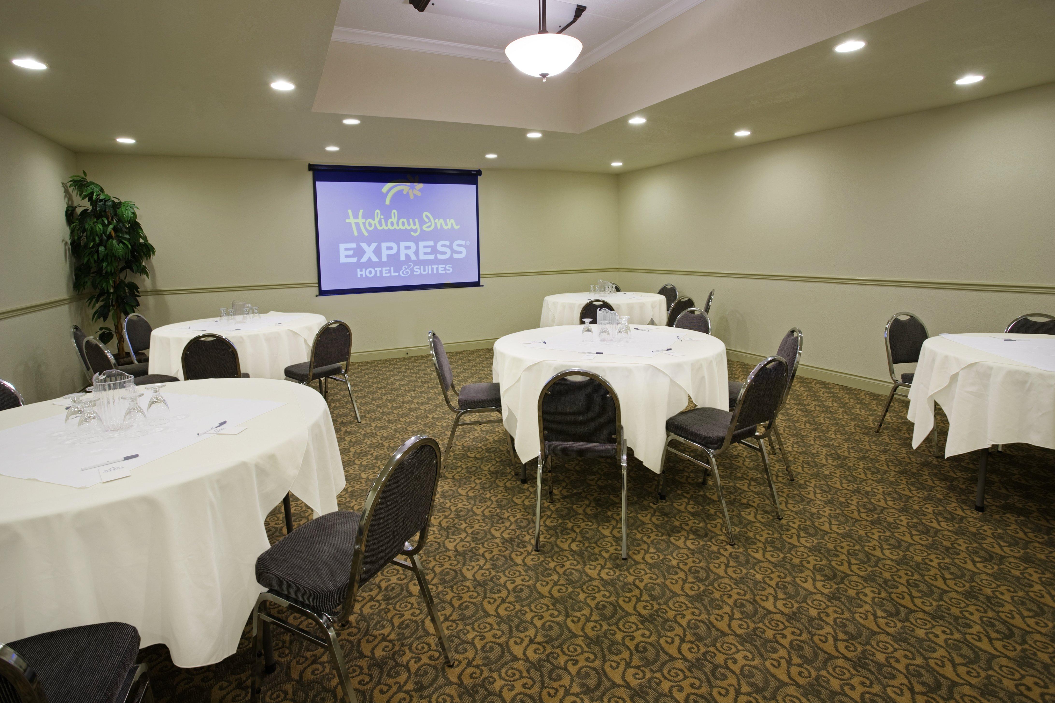 Holiday Inn Express Hotel & Suites 1000 Islands - Gananoque By Ihg Exterior photo