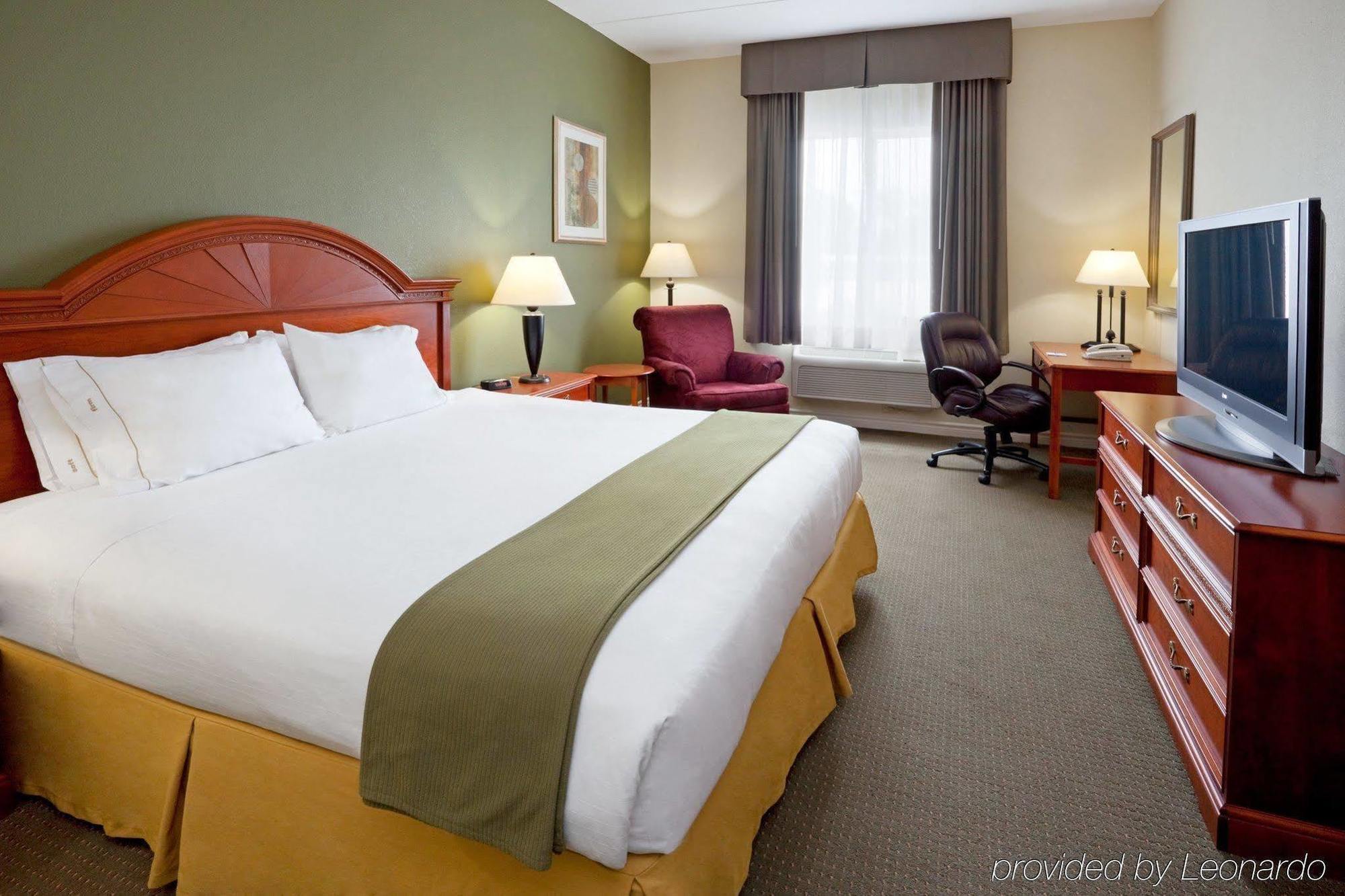 Holiday Inn Express Hotel & Suites 1000 Islands - Gananoque By Ihg Exterior photo