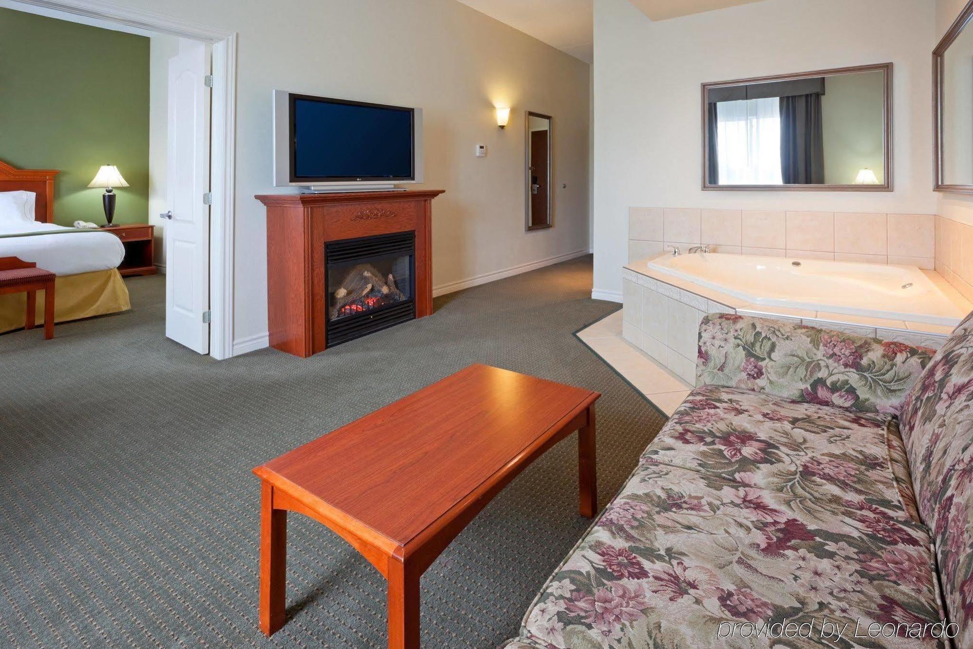 Holiday Inn Express Hotel & Suites 1000 Islands - Gananoque By Ihg Exterior photo